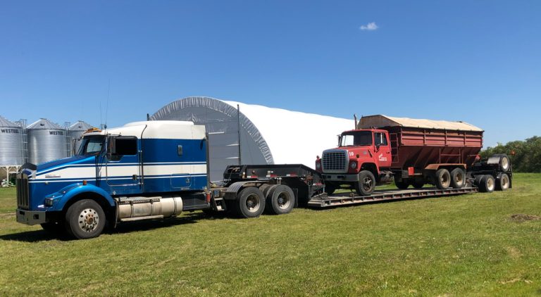 Camion agricole chargé sur une plateforme
