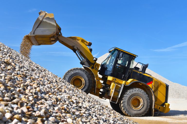Tracteur chargeur dans une pile de gravier