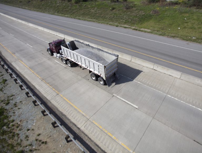 Camion de transport de gravier sur l'autoroute