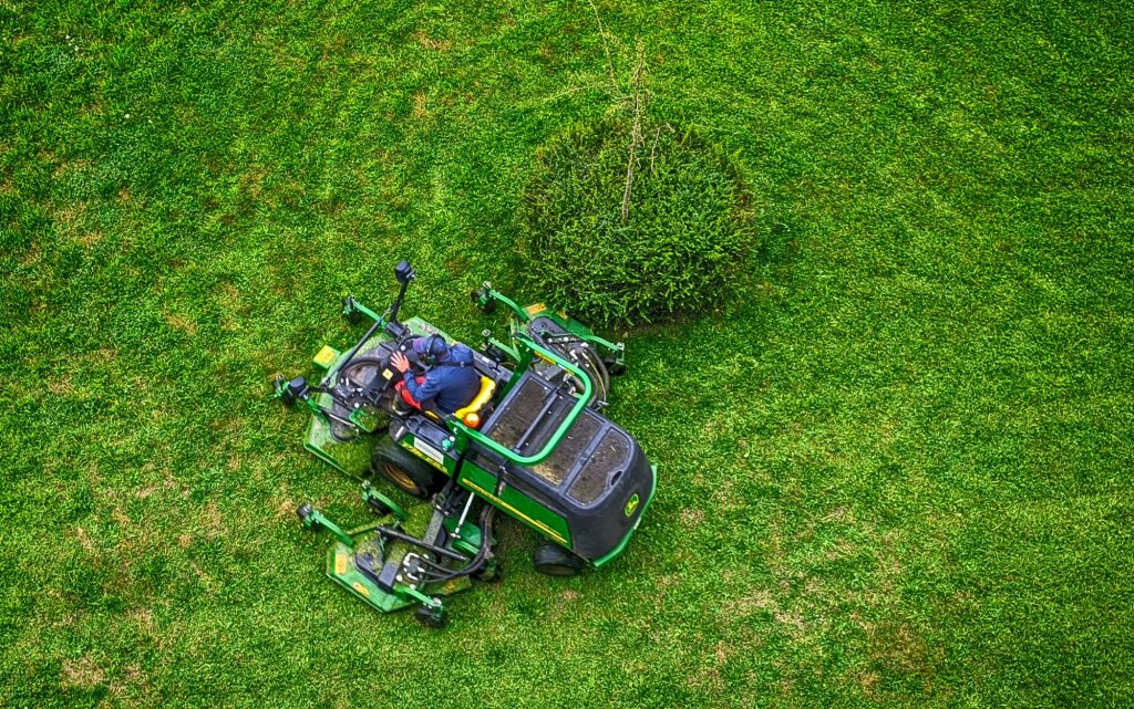 Tonte de pelouse commerciale avec une tondeuse autoportée